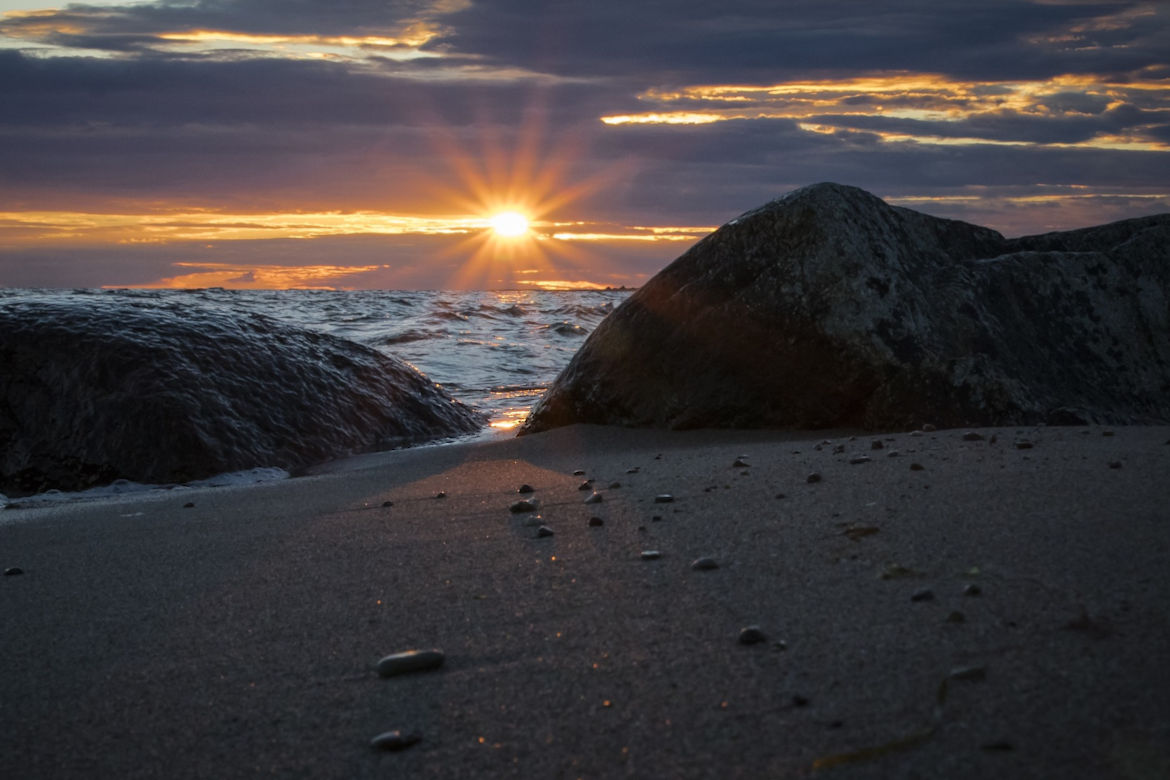 What are the largest islands in the Baltic Sea by area?